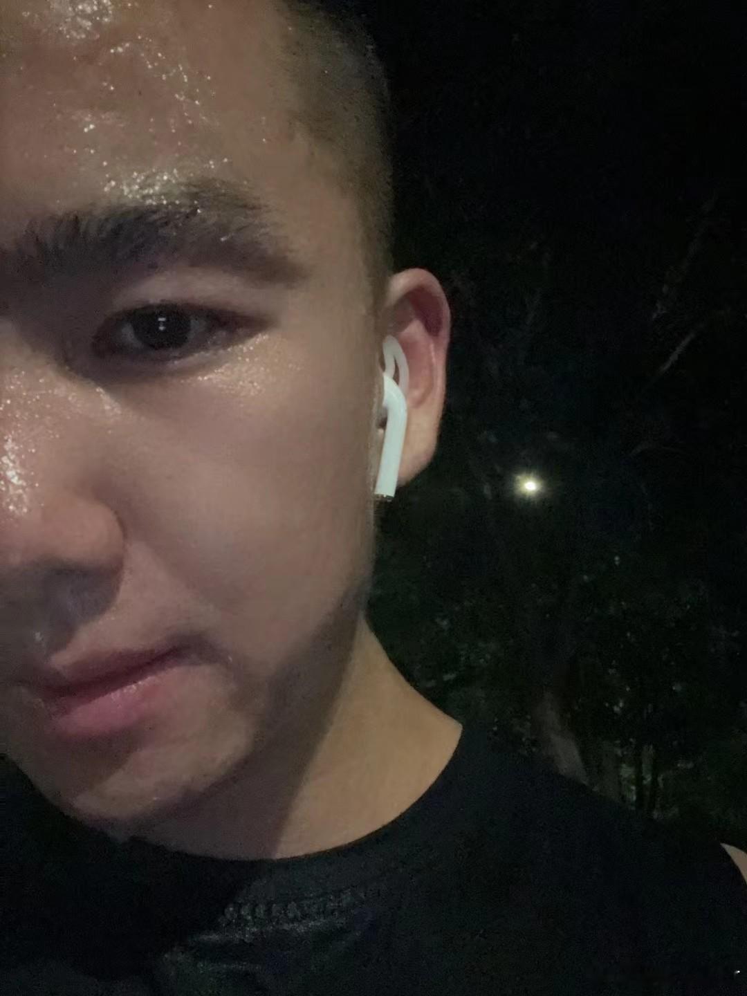 周六啦朋友们，刚才出去跑了5公里，出出汗感觉真爽，下个月要参加两场半程马拉松