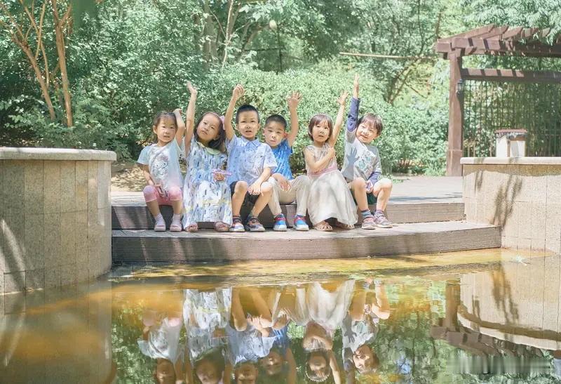 《欢度六一》乐韵诗心原创:
初夏花开气象新，
小朋友们喜迎春。
欢声笑语过佳节，