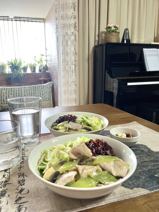 清淡饮食，吃新鲜饱腹感强的食物