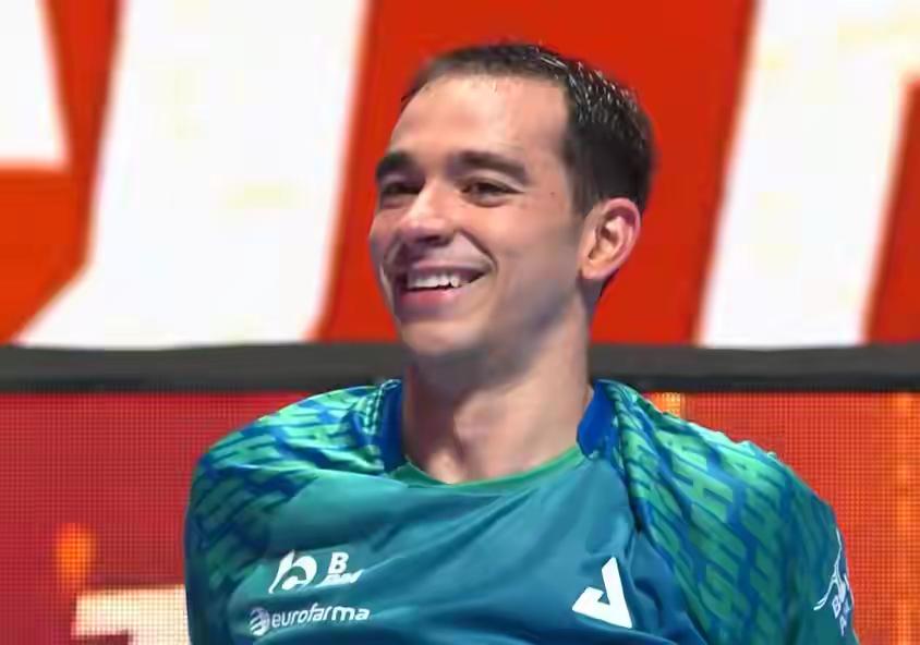 【卫冕冠军在逼近，雨果4-3逆转户上隼辅晋级八强】太燃了！卫冕冠军雨果在今晚的澳