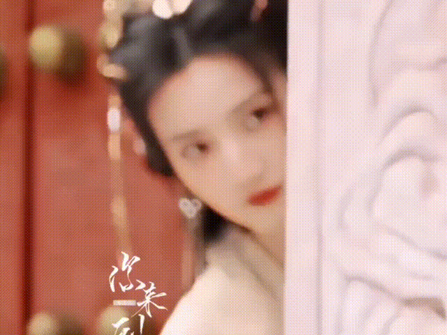 黄羿小白花野心家混合体温婉软萌的外表之下藏着十足韧劲与格局，两种气质交织融合，演