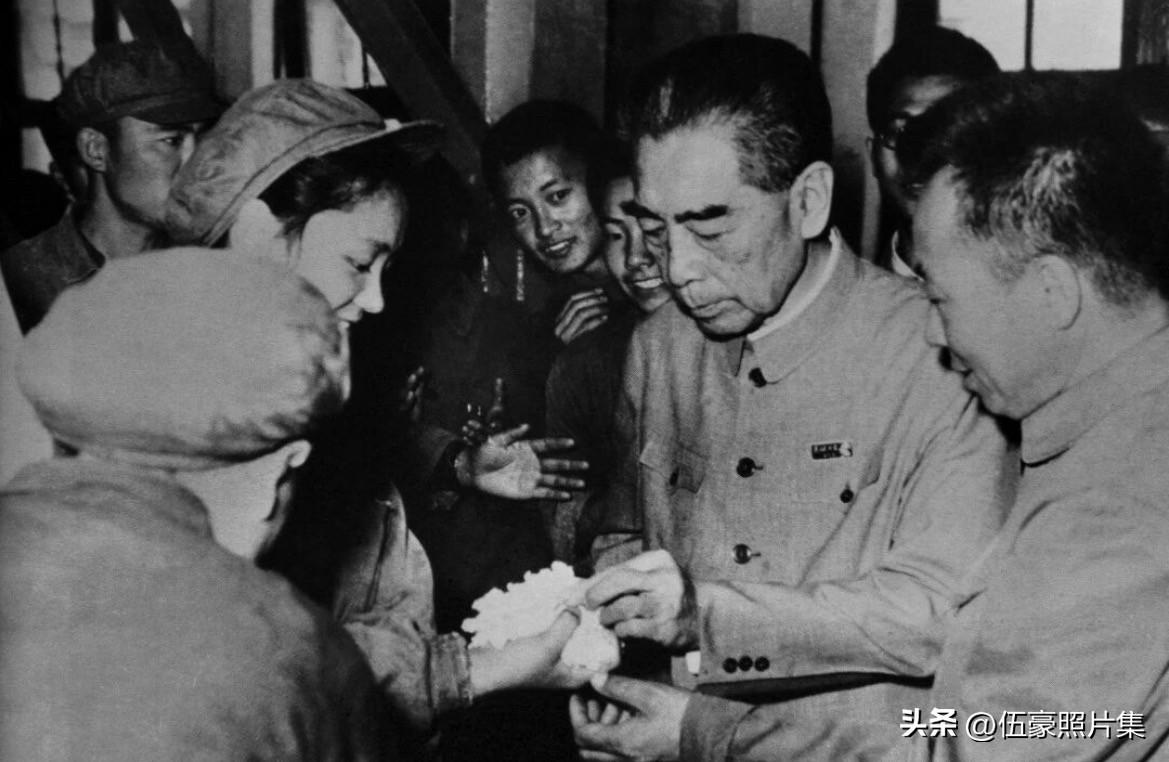 1971年10月，周恩来总理到北京东方红石油化工总厂视察的老照片。在听取厂领导工