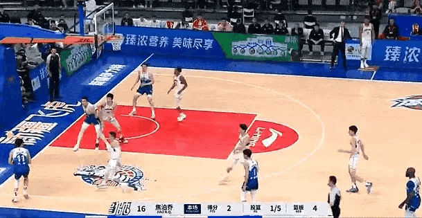 可怜的王#cba炫时刻##小卢篮球世界##新疆男篮龙狮男篮冲突# ​​​