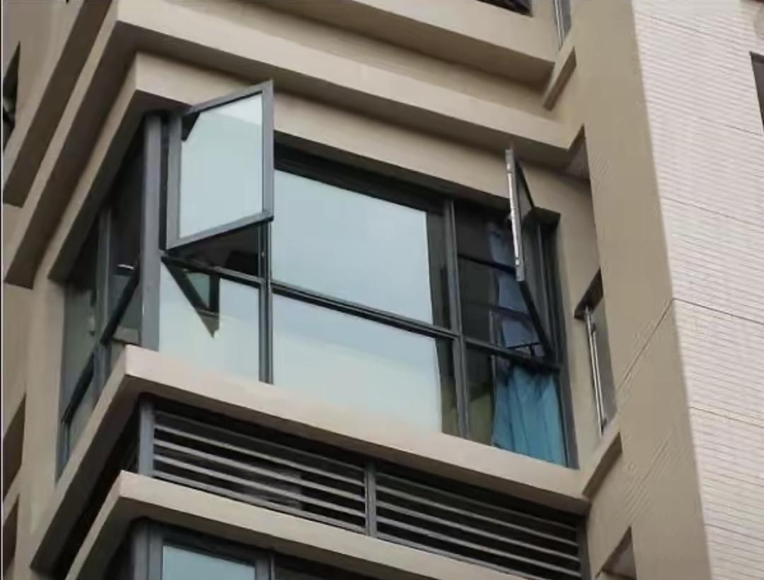 我有个北方朋友来成都后发现奇怪事，这里的人天冷也要开窗。她原本以为网上说的“四川