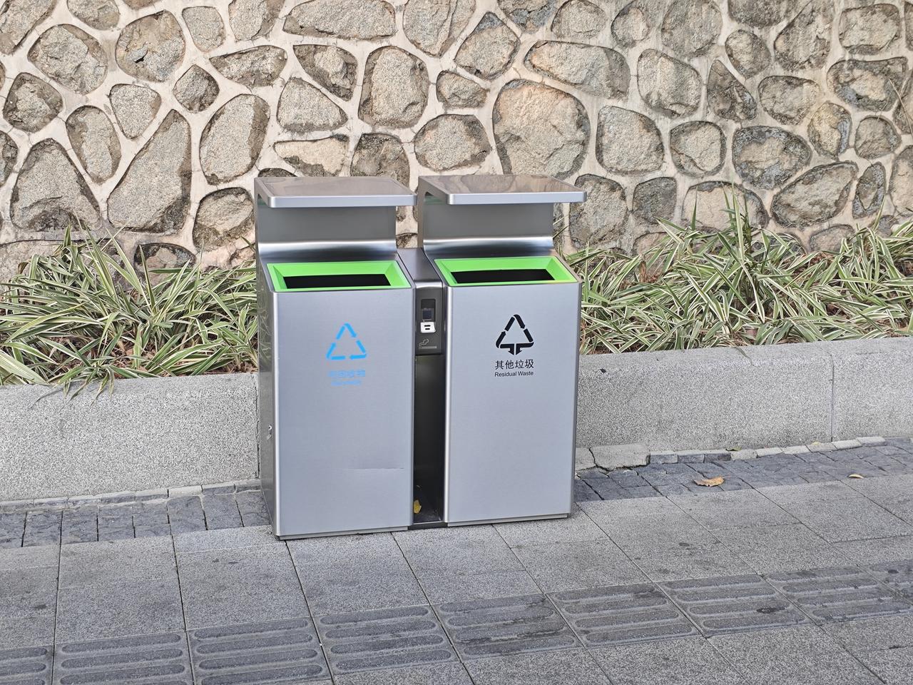 不知何时，广州街头的垃圾桶，偷偷换成了新款。旧款垃圾桶它没坏为什么要换？是因为旧