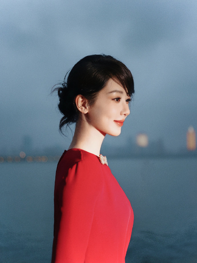 杨紫元旦营业 杨紫元旦红裙杨紫元旦营业照来啦！咱就是说真的好温柔啊！元旦快乐哦！