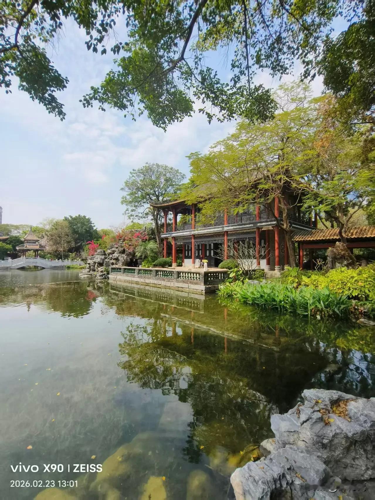 那些看起来
不理解的婚姻，不般配的情感
哪怕被打骂，都不愿离开的人
心甘情愿的付