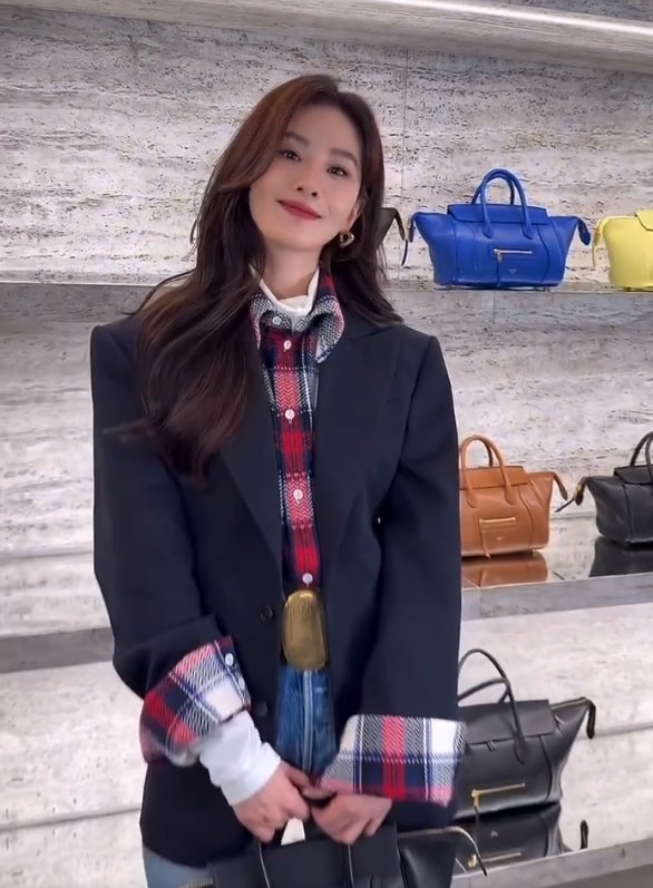 刘诗诗Celine格纹衬衫造型 