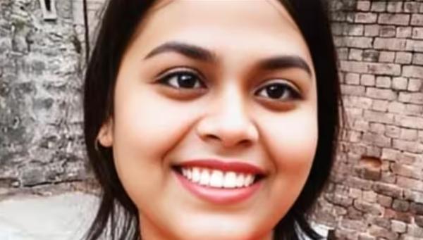 印度传出夸张抢案，19岁女大生基尔蒂（Kirti Singh）搭乘人力车时边玩手