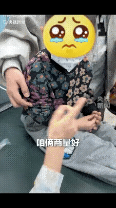 这位东北护士火到央视了！辽宁沈阳，一位儿科护士给男孩打针，看到男孩害怕打针，便用