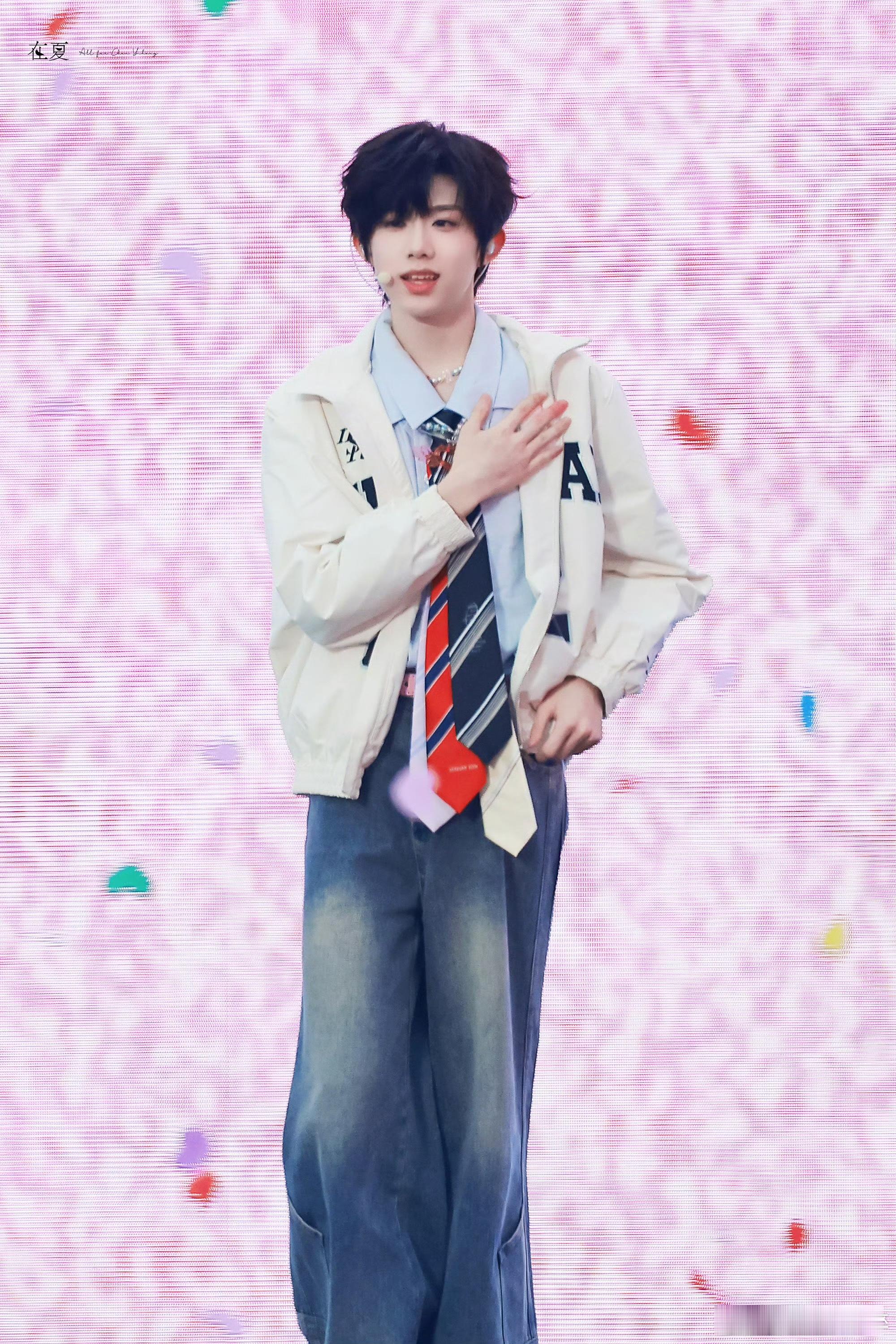 新音节目单陈奕恒心动站姐出图💜 陈奕恒紫色超大灯牌