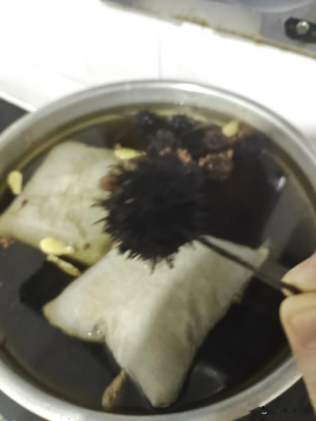 只要天气转冷，我这个怕冷的人就吼不住。不是脚冰冷，就是背部，腰部怕冷。

老一辈