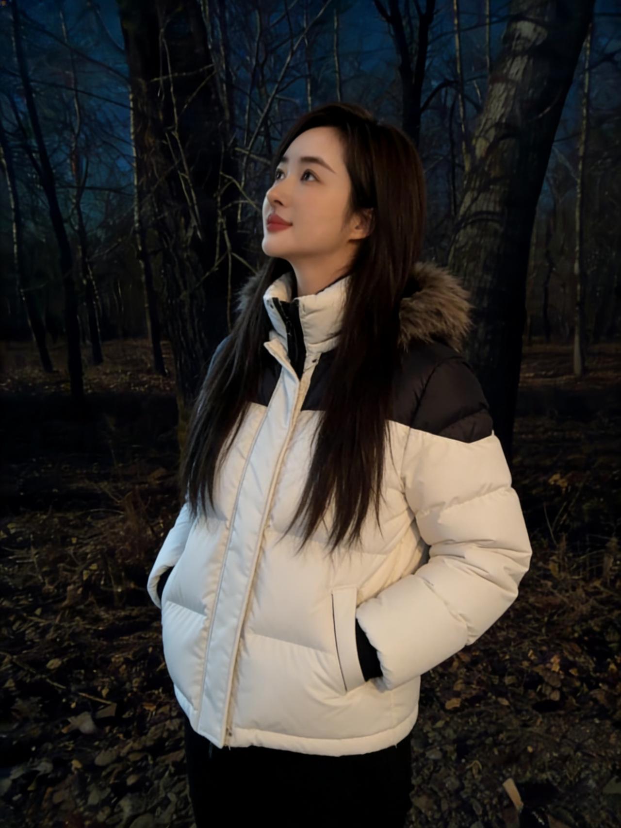 树林把夜色嚼碎了
撒在枯枝间
羽绒服的白与黑
撞碎了林间的暗
毛领沾着细碎的凉