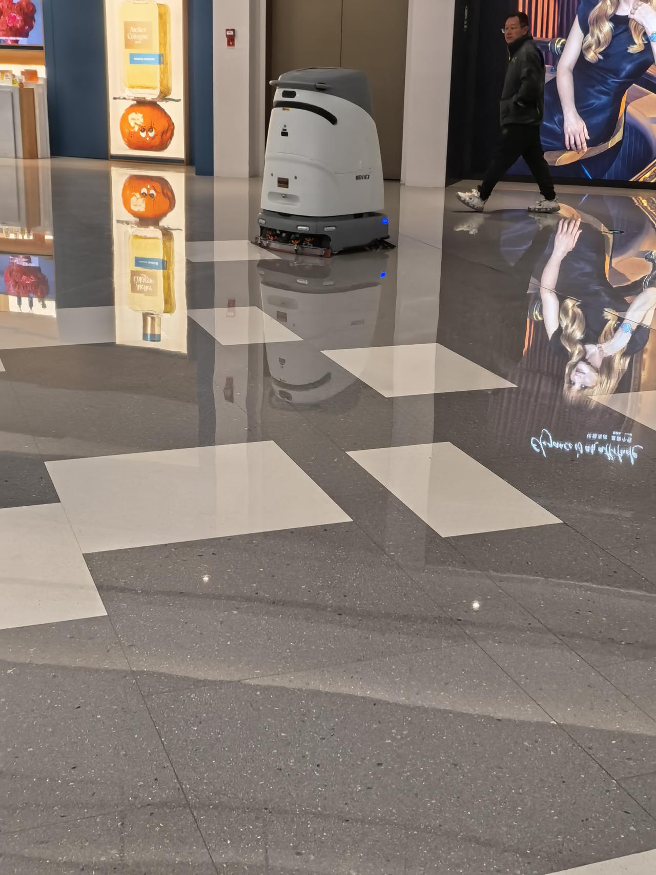 在万象城已经用上了这种机器自动搞卫生的了，它还会自动避让行人，障碍物等。相信未来