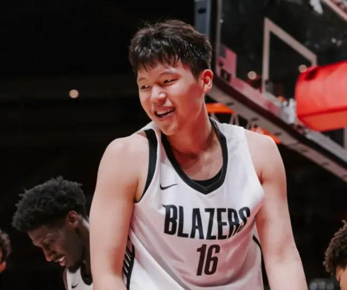 杨瀚森大力称赞女友非常勤劳贤惠对自己帮助巨大！杨瀚森在最近的采访中夸赞女友，他说
