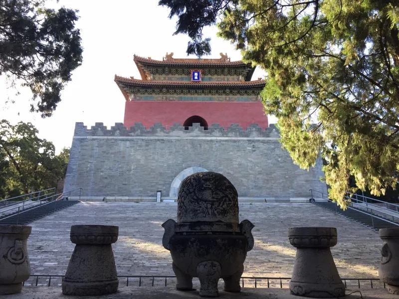 秦始皇陵名气最大，但它并不是中国最大的帝王陵园。在陕西礼泉县的九嵕山上，有一座从
