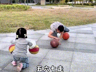哎呀，看完这个视频给我逗得不行，小姑娘跟她爸一块儿拍篮球，小家伙两手各抓一个球，