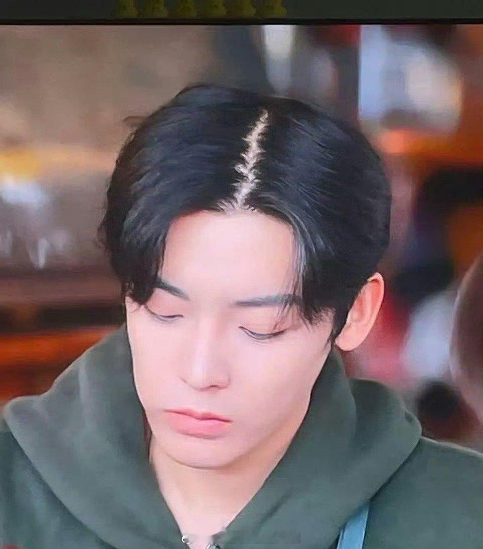 #侯明昊发缝好大#看多了侯明昊的古装造型，没想到侯明昊摘下头套后，录制《花儿与少