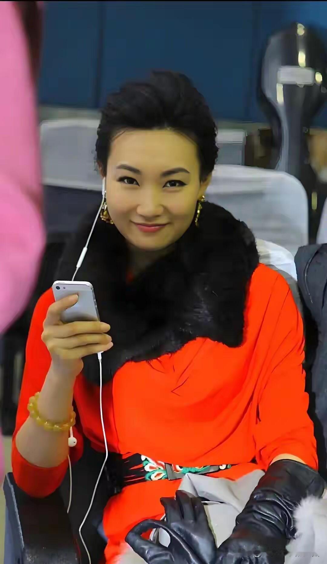 难得一见的李梓萌这身休闲装装扮，感觉她的发型比央视主持节目时候好看，大气自然。