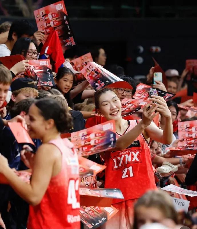 韩旭新赛季继续打WNBL，但没回珀斯山猫，反而要签新东家了。球迷圈里议论纷纷：上