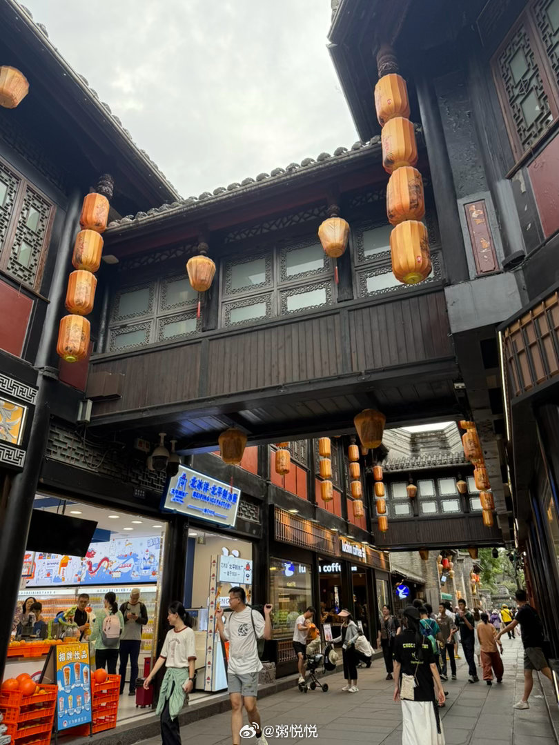 今天一天的行程安排得也是超级满～一早，先去逛武侯祠。成都实在太闷热，人又特多，热