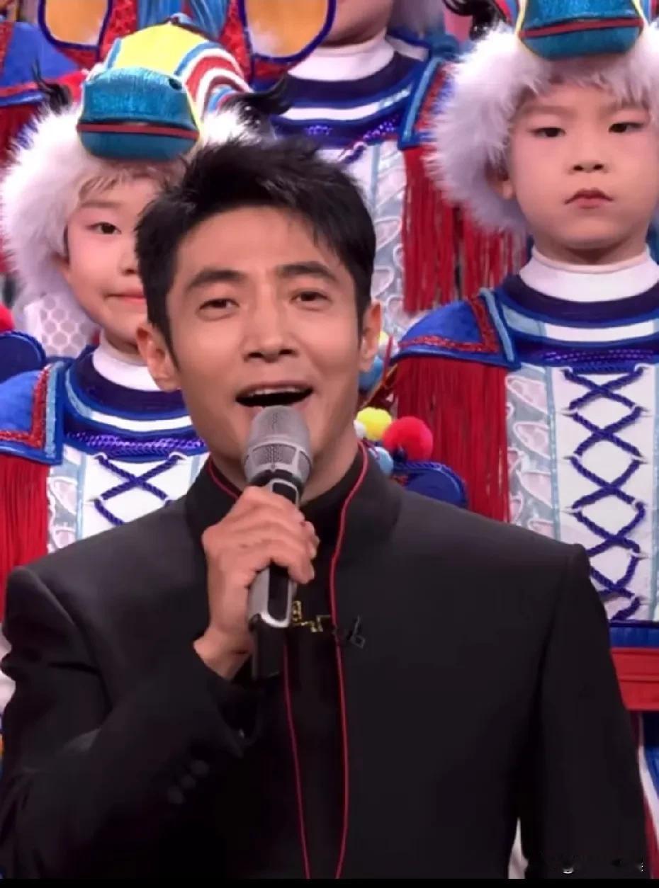 在马年的春晚，又被撒贝宁的眉毛给硬控了！
记得去年的春晚，撒贝宁的眉毛上了春晚热