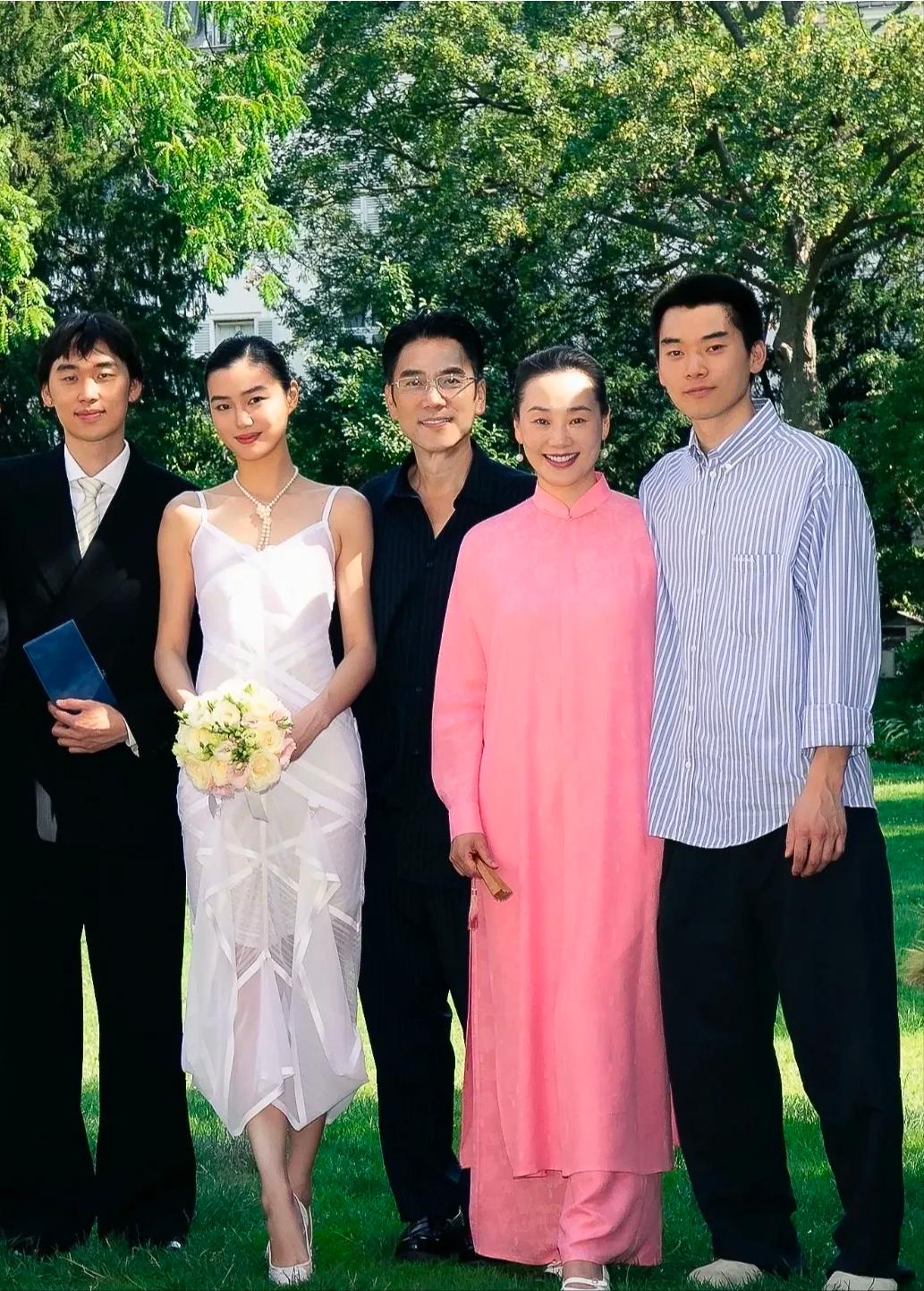 林依轮的儿子不如爹啊[捂脸]长子林子濠结婚拍全家福，儿子衬的他爸更帅了~

一眼