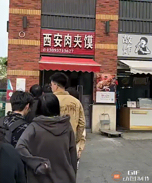 感受到隔壁老板有多酸了！
上当只能一次，饮食靠的是味道，尤其这种小店，多数都是回