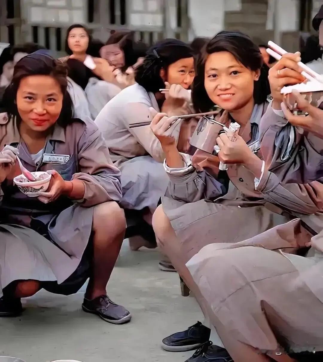 1949年，地点广州，国民党节节败退，败退到沿海城市港口。

这是一群国民党女兵