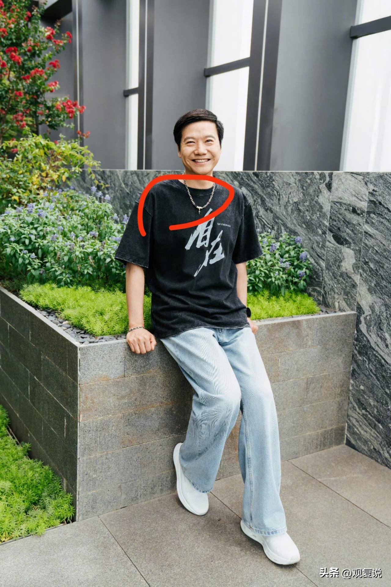 我问我朋友：雷军为啥随便一张照片，就能带火一条项链？

朋友说了一句话：因为他穷