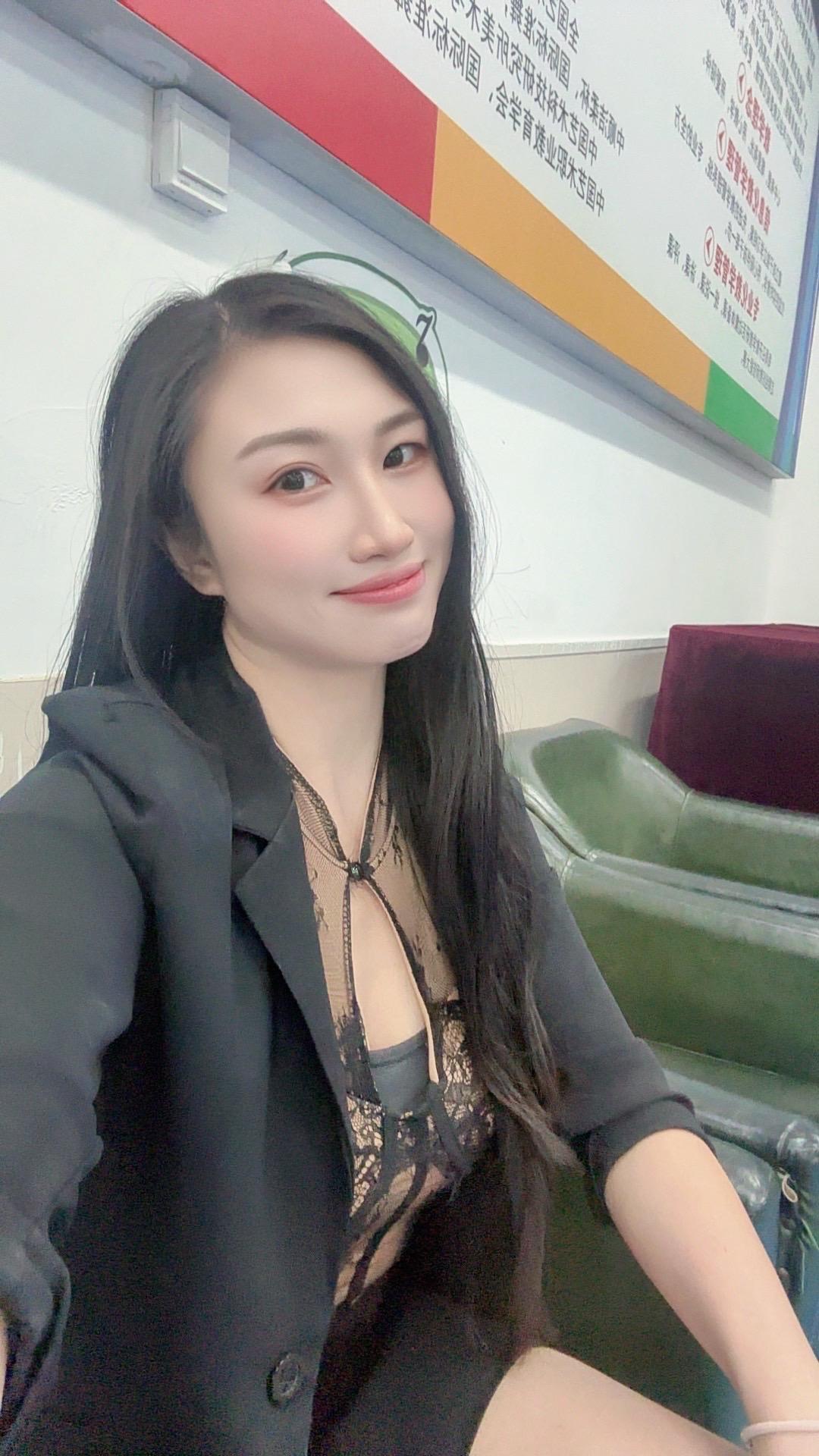 陈道明曾说：女人一定要现实一点。没有哪个男人娶你，天生就是为了给你幸福。女人能带