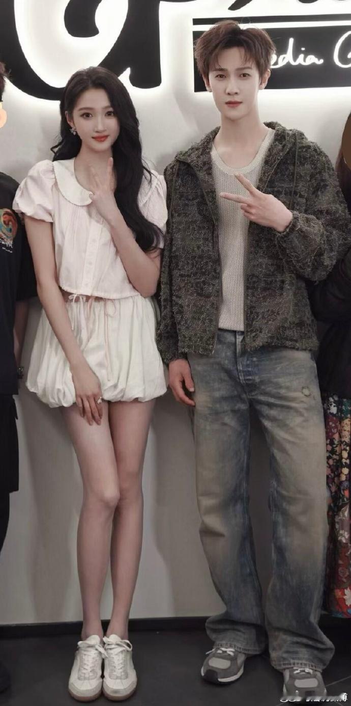 关晓彤李昀锐新合照关晓彤李昀锐耀眼录歌合照关晓彤李昀锐新合照！  如此般配，接关