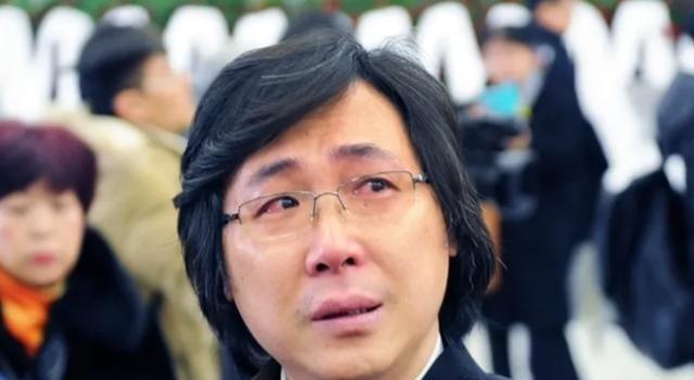 廖昌永站在客厅的窗前，手指无意识地轻敲窗框。

这位舞台上挥洒自如的歌唱家，此刻