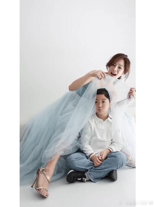 蔡琳与儿子拍亲子写真 蔡琳与8岁儿子拍亲子照，母子俩穿着亲子装对视，这一幕好有爱