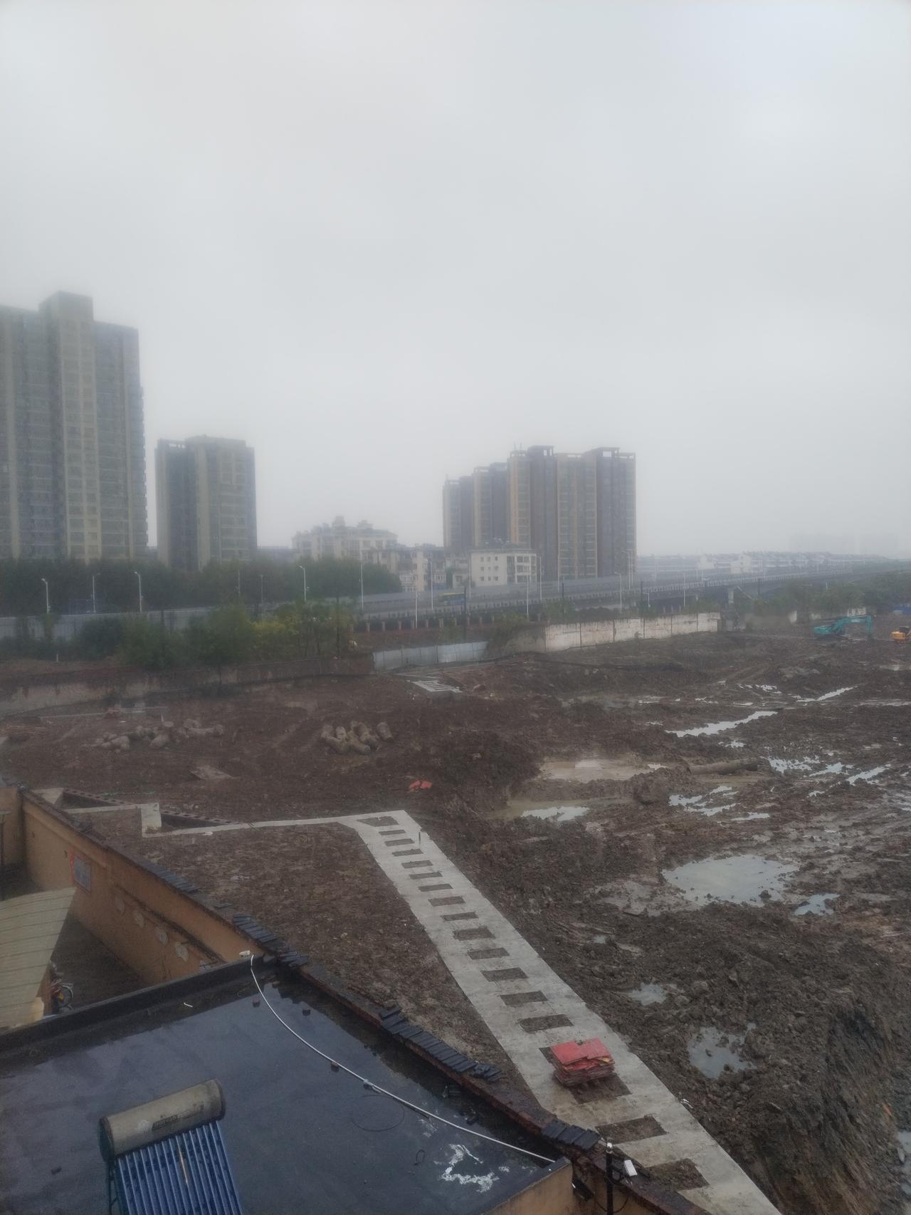 晒图笔记大赛 阴雨绵绵，城市建设如火如荼，期待新家园的崛起！🏗️🌧️