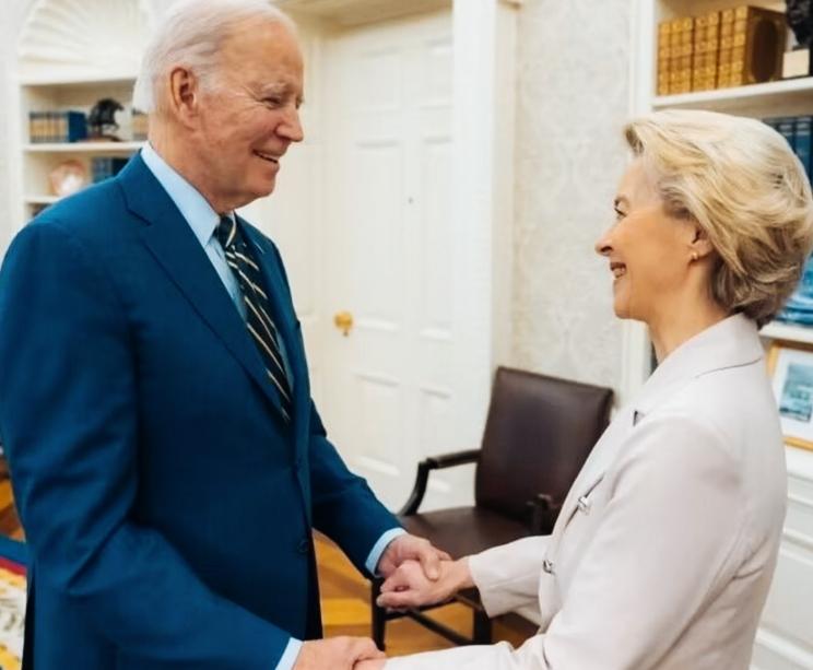 高市早苗和冯德莱恩是不是能有共同话题？
两人年龄上相差无几，属于同一时代的人！