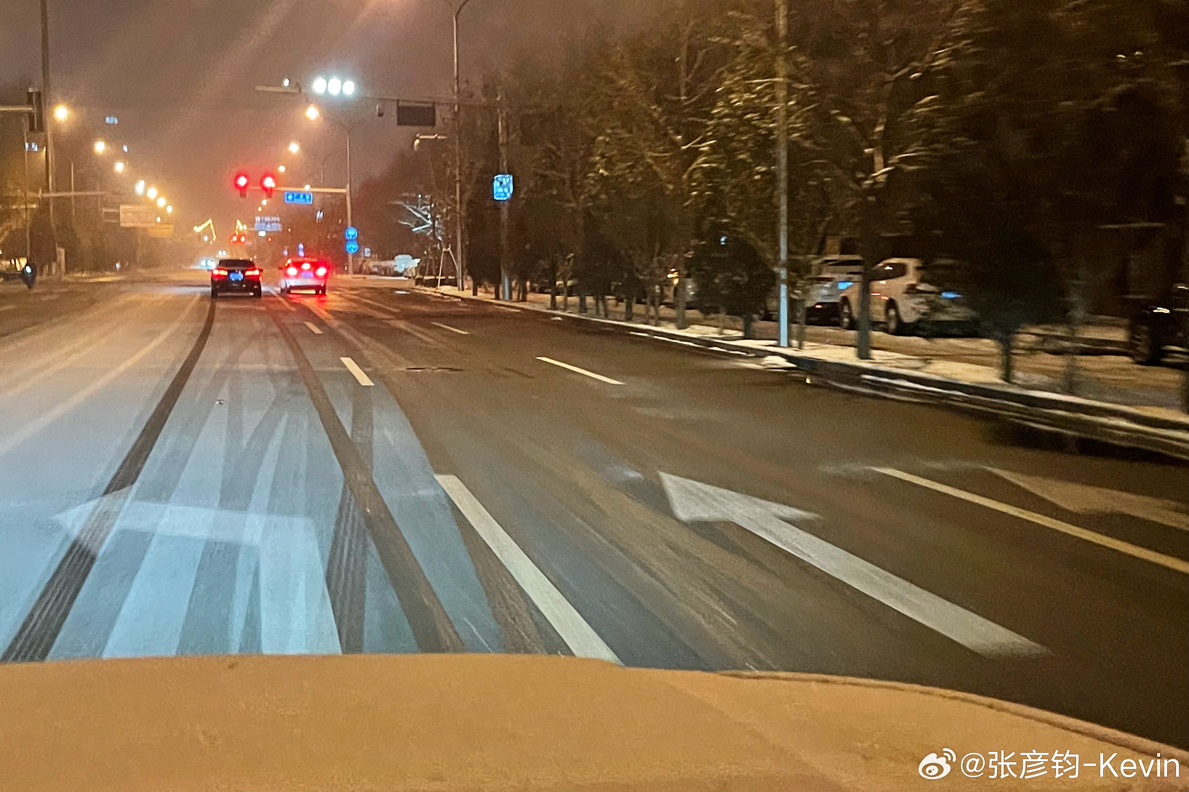 北京的部分路面已经冻冰了，这两天还在用夏季胎的小伙伴一定要注意！#凯文聊车# ​