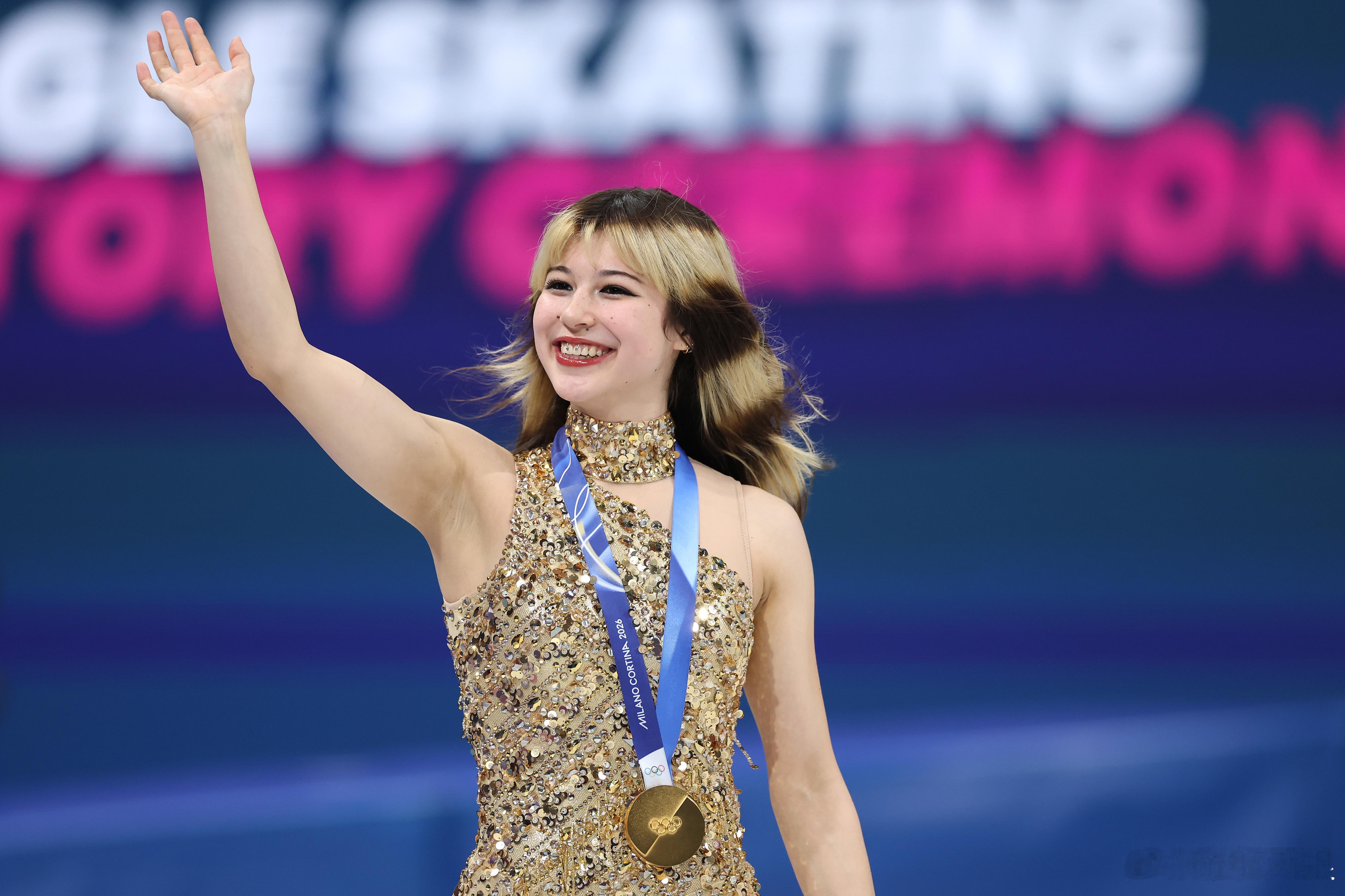 美国华裔花滑运动员刘美贤（Alysa Liu）连夺两枚奥运金牌后，日前回到家乡奥