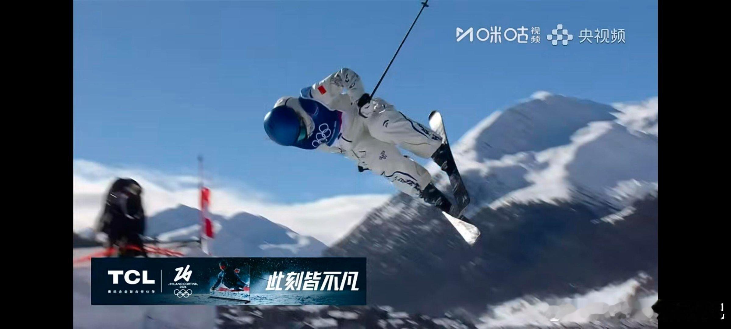 谷爱凌笑了第二跳结束谷爱凌甜甜的笑了，她对自己发挥很满意！在第一跳失利的情况下抗