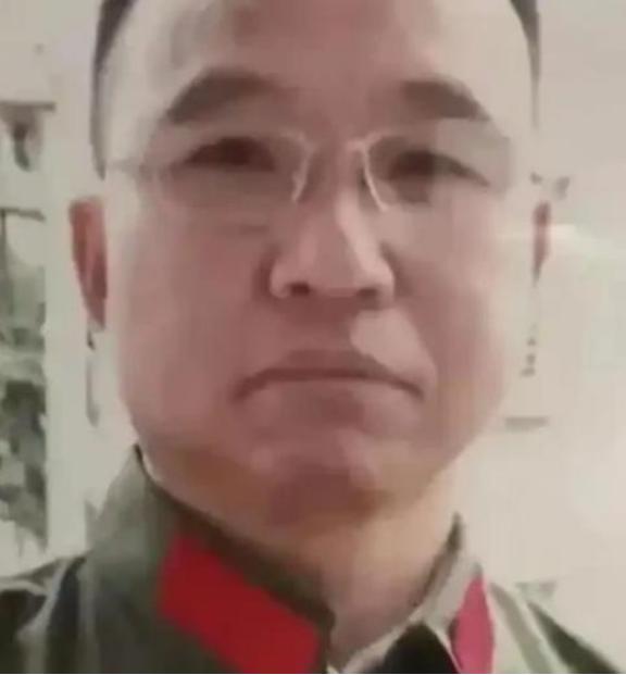 1984年，战士李陶雄中弹牺牲，送葬途中遗体竟两次从车上跌落，护士郑英察觉异样，
