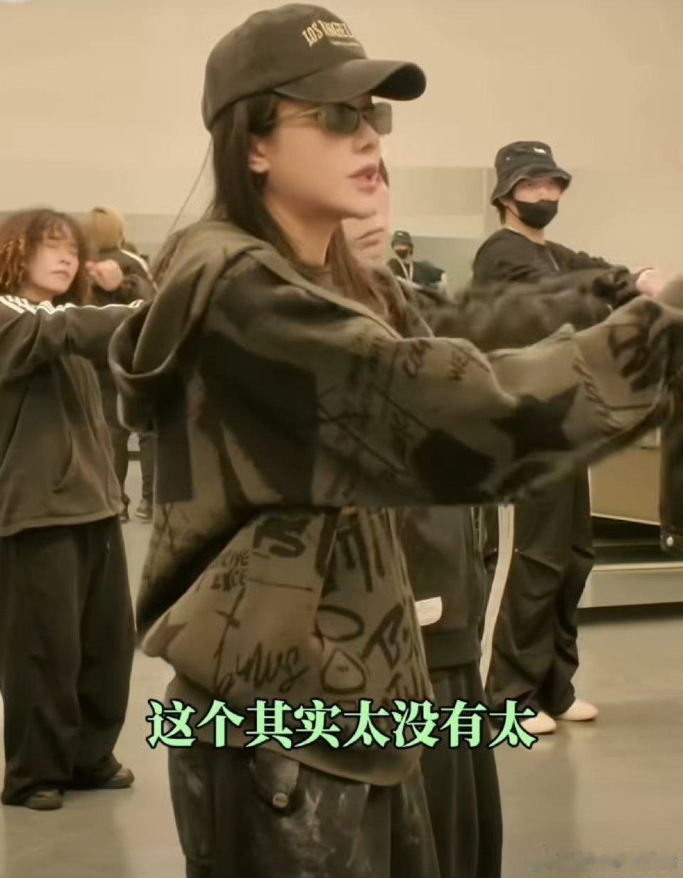 花开天下新年演唱会倒计时 喻言彩排室踩节拍太绝！每一步都精准踩在心巴上，飒气十足