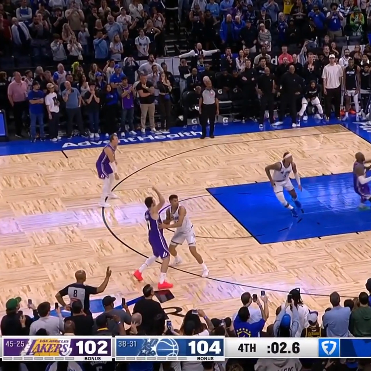 再来回顾一下最后时刻！小里虚晃一枪摔一下肯纳德跑到大空位整理一下袖套准备接球！无