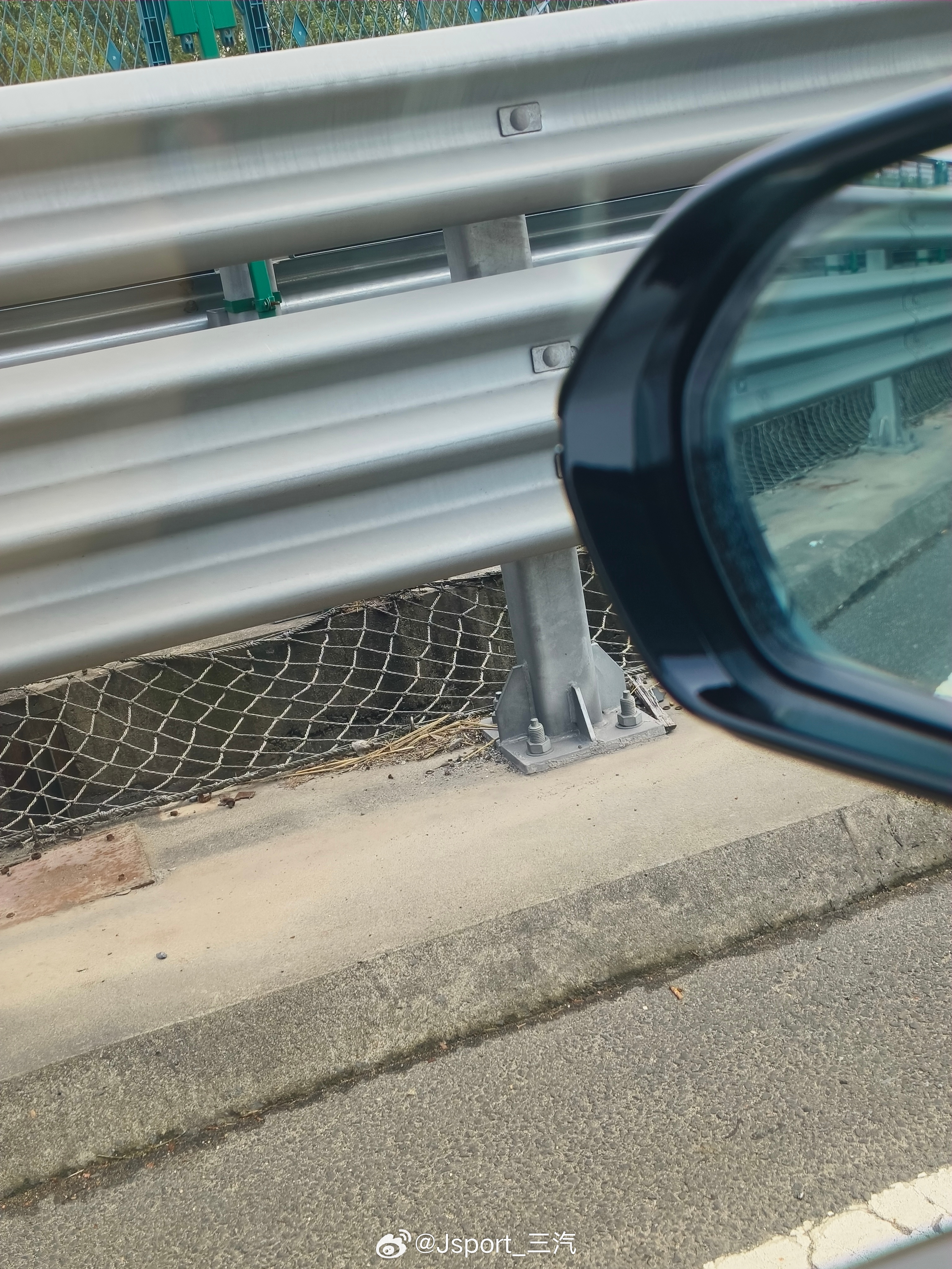 防坠网 嚯，堵车才发现高速路中间铺了防坠网这大概是桥 之前高速路政大概也没少被告