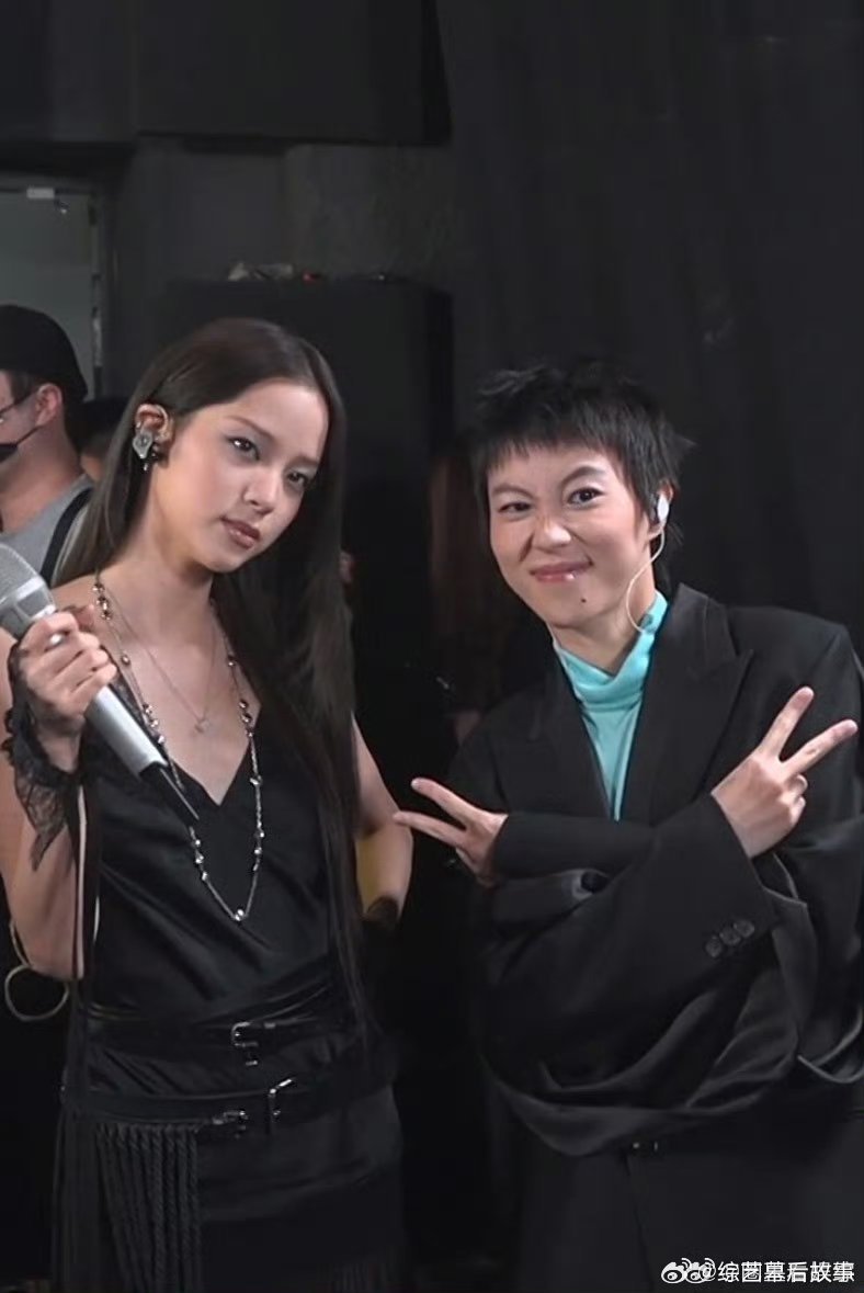 大提琴婉转悠扬，欧阳娜娜的和声细腻轻柔，和窦靖童独特唱腔碰撞出别样音乐火花歌手总
