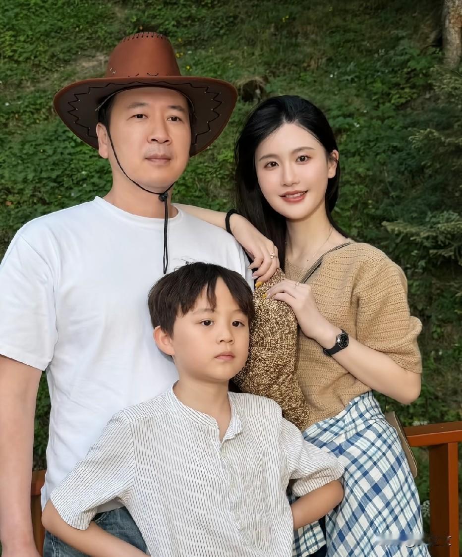 赖文峰的儿子都那么大了，长的和他爸爸一样很帅气，小名六六，阳光男孩，赖文峰当年没