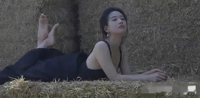 这姿势，要是年轻的时候不作，演白鹿原应该不输张雨绮。这气质拿捏到位，不让她演田小