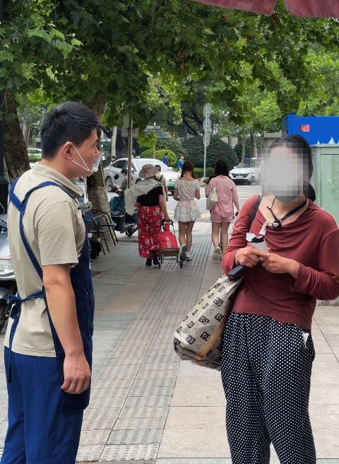 在山东青岛经营十年面馆的沙先生，最近一段暖心视频在网上传开。收拾餐桌时，他撞见一