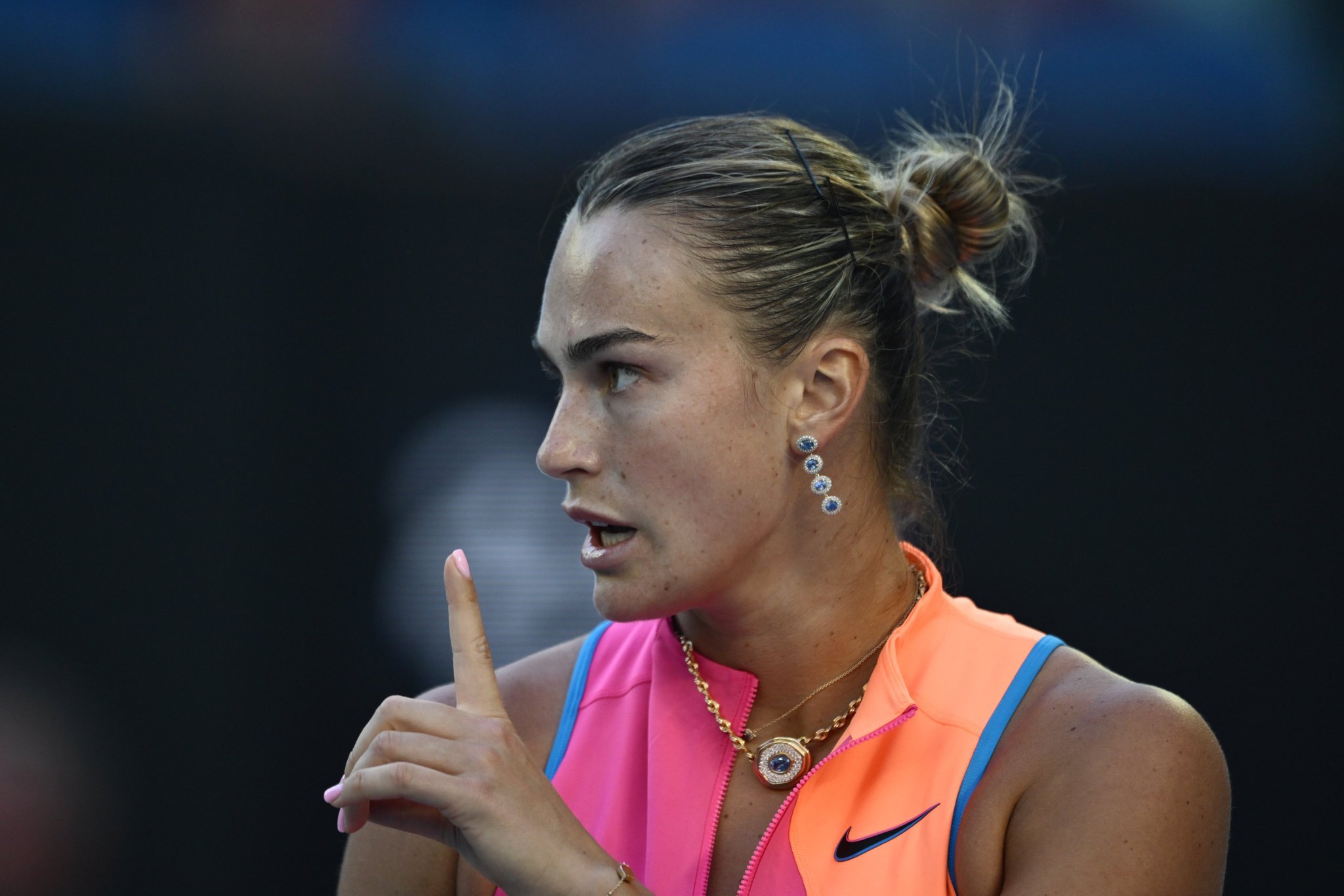 白卓璇vs萨巴伦卡第一盘3比6萨巴伦卡，没有办法，一上来被打5比0，后来反应过来