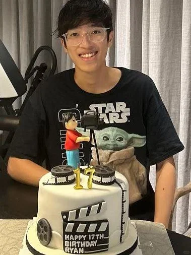 李克勤大儿子17岁生日！正脸曝光撞样刘翔？