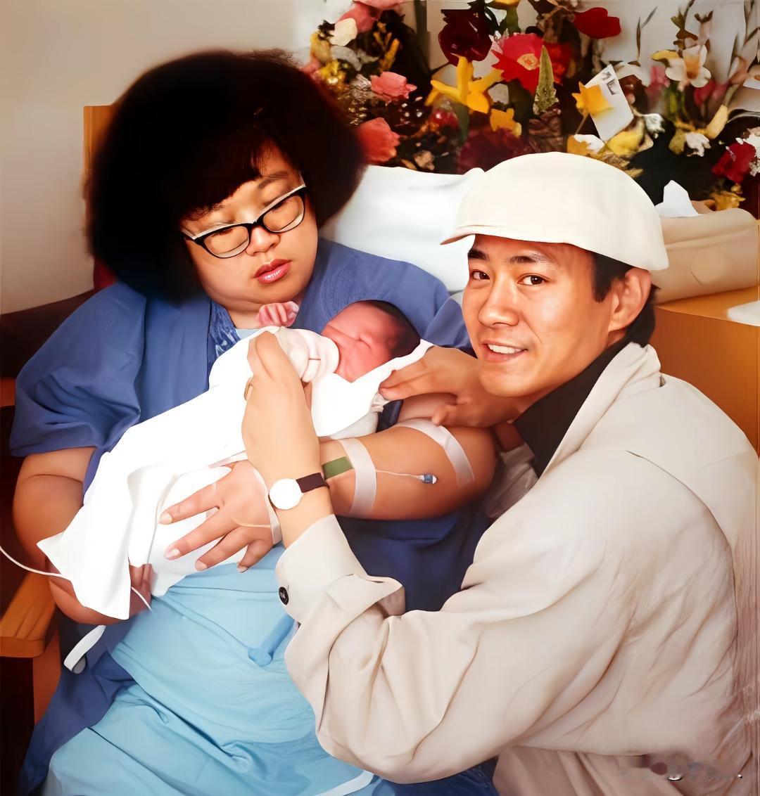 1987年，沈殿霞40岁高龄生下郑欣宜。生产时候身体负担很大，手臂还挂着输液针。